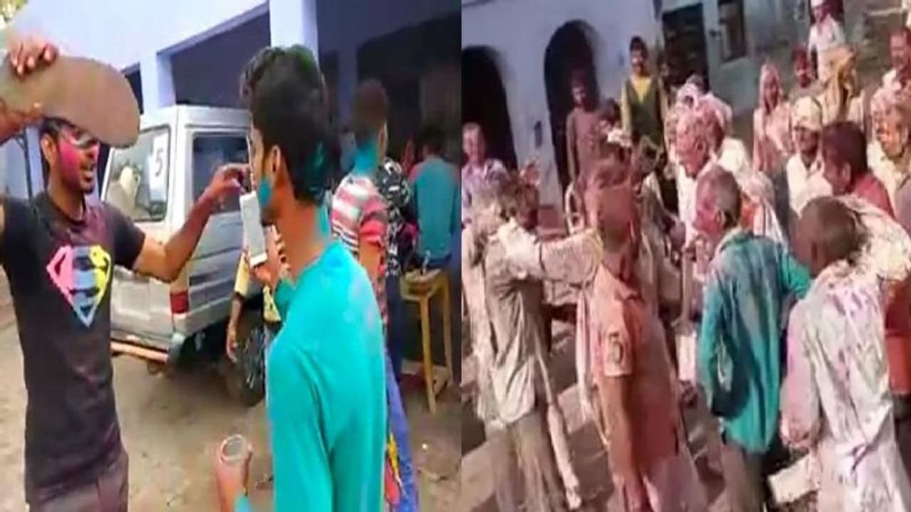 ब्रज में गुलाल से नहीं चप्पल मार कर खेलते है होली, दशकों पुरानी इस परंपरा के पीछे जानिए असल वजह ब्रज में गुलाल से नहीं चप्पल मार कर खेलते है होली, दशकों पुरानी इस परंपरा के पीछे जानिए असल वजह