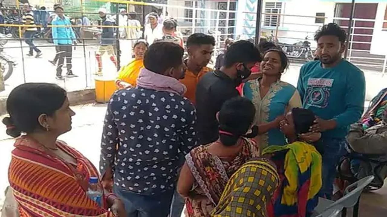 बिहार में दर्दनाक हादसा: स्कूल जा रहे बच्चों को ट्रक रौंदते हुए ऩिकला, नजारा देख लोगों को खड़े हो गए रोंगटे बिहार में दर्दनाक हादसा: स्कूल जा रहे बच्चों को ट्रक रौंदते हुए ऩिकला, नजारा देख लोगों को खड़े हो गए रोंगटे