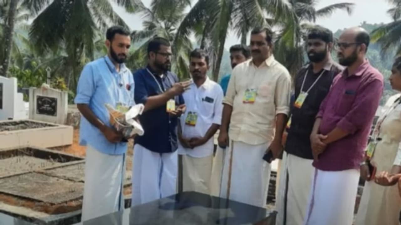 രക്തസാക്ഷിക്ക് അഭിവാദ്യമർപ്പിച്ച് ഡിവൈഎഫ്ഐ നേതാക്കൾ പള്ളി സെമിത്തേരിയിൽ രക്തസാക്ഷിക്ക് അഭിവാദ്യമർപ്പിച്ച് ഡിവൈഎഫ്ഐ നേതാക്കൾ പള്ളി സെമിത്തേരിയിൽ