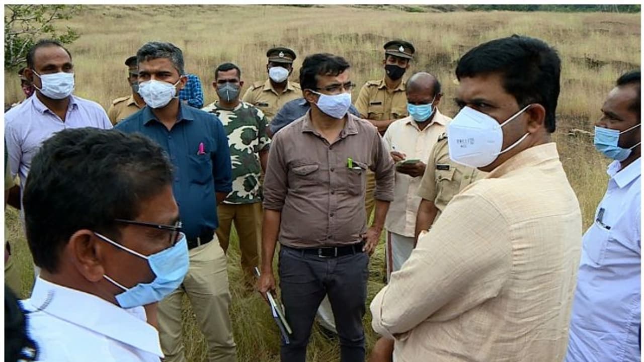 കാസര്കോട് ഡിഎഫ്ഒയെ മാറ്റിയതിന് എതിരെ എംഎല്എമാര്; മുഖ്യമന്ത്രിക്ക് പരാതി നല്കാന് തീരുമാനം കാസര്കോട് ഡിഎഫ്ഒയെ മാറ്റിയതിന് എതിരെ എംഎല്എമാര്; മുഖ്യമന്ത്രിക്ക് പരാതി നല്കാന് തീരുമാനം
