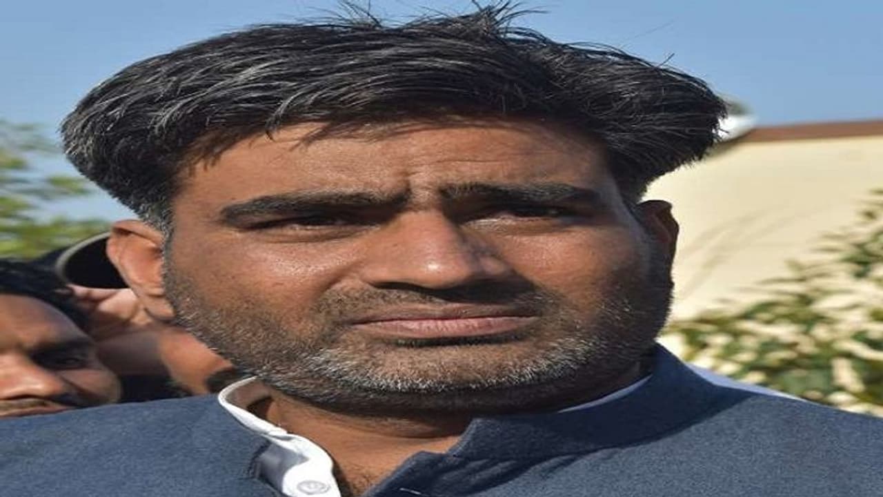 सपा विधायक अतुल प्रधान का संगीत सोम पर पलटवार, सरधना में दिए गए भाषण को लेकर कही कई बातें सपा विधायक अतुल प्रधान का संगीत सोम पर पलटवार, सरधना में दिए गए भाषण को लेकर कही कई बातें