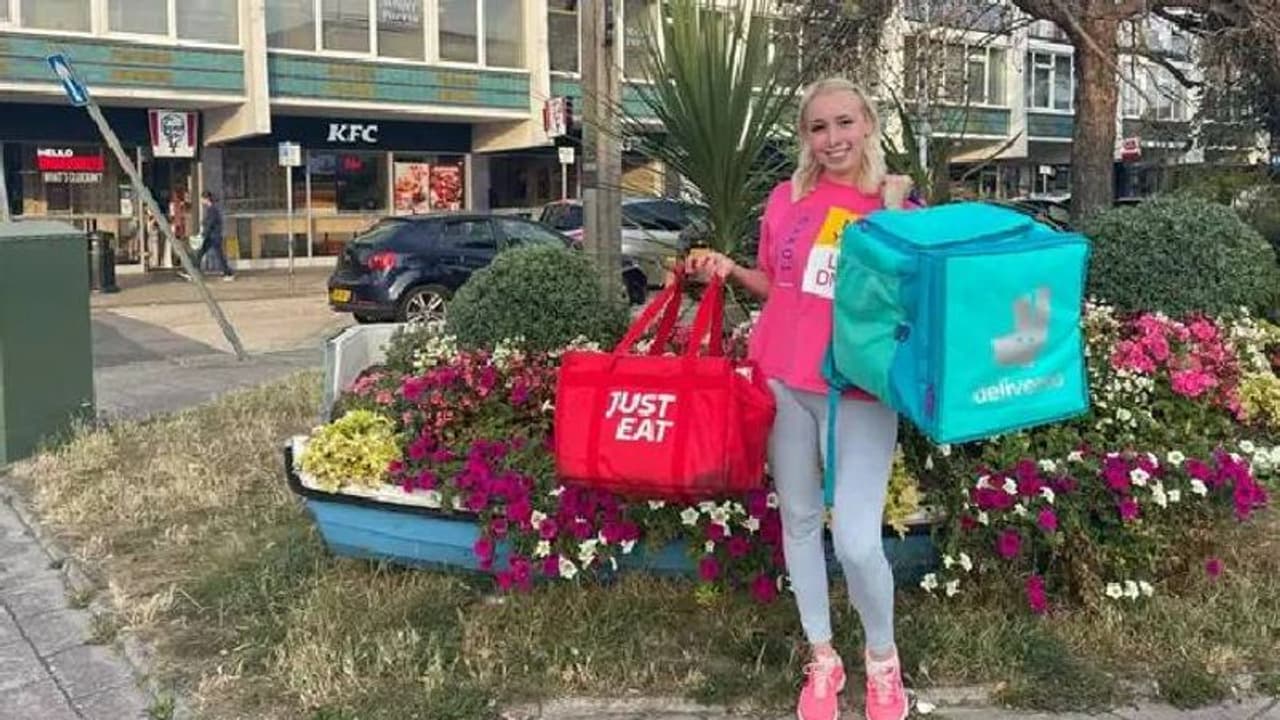 എയർപോർട്ടിലെ ജോലി ഉപേക്ഷിച്ച് ഫുഡ് ഡെലിവറി, ലക്ഷങ്ങൾ സമ്പാദിക്കാൻ തുടങ്ങി എന്ന് യുവതി! എയർപോർട്ടിലെ ജോലി ഉപേക്ഷിച്ച് ഫുഡ് ഡെലിവറി, ലക്ഷങ്ങൾ സമ്പാദിക്കാൻ തുടങ്ങി എന്ന് യുവതി!