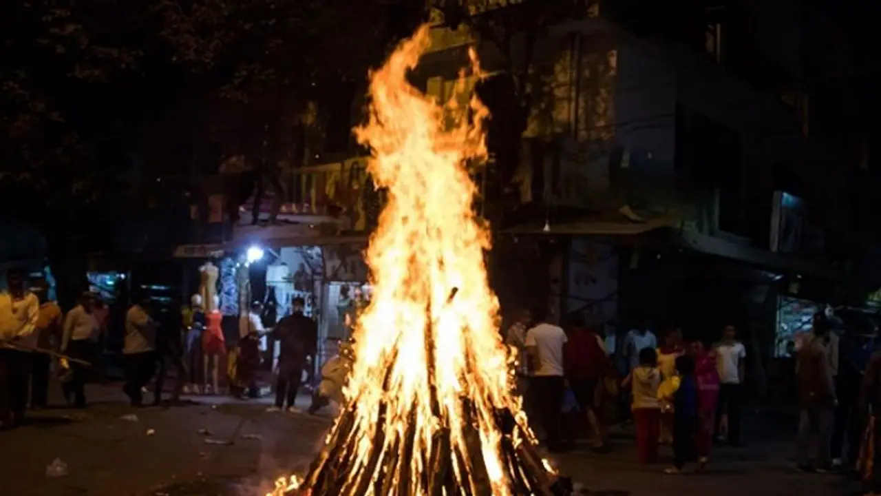 दहन से पहले होलिका में अराजक तत्वों ने लगाई आग, फायर ब्रिगेड की टीम ने पहुंचकर बुझाया दहन से पहले होलिका में अराजक तत्वों ने लगाई आग, फायर ब्रिगेड की टीम ने पहुंचकर बुझाया