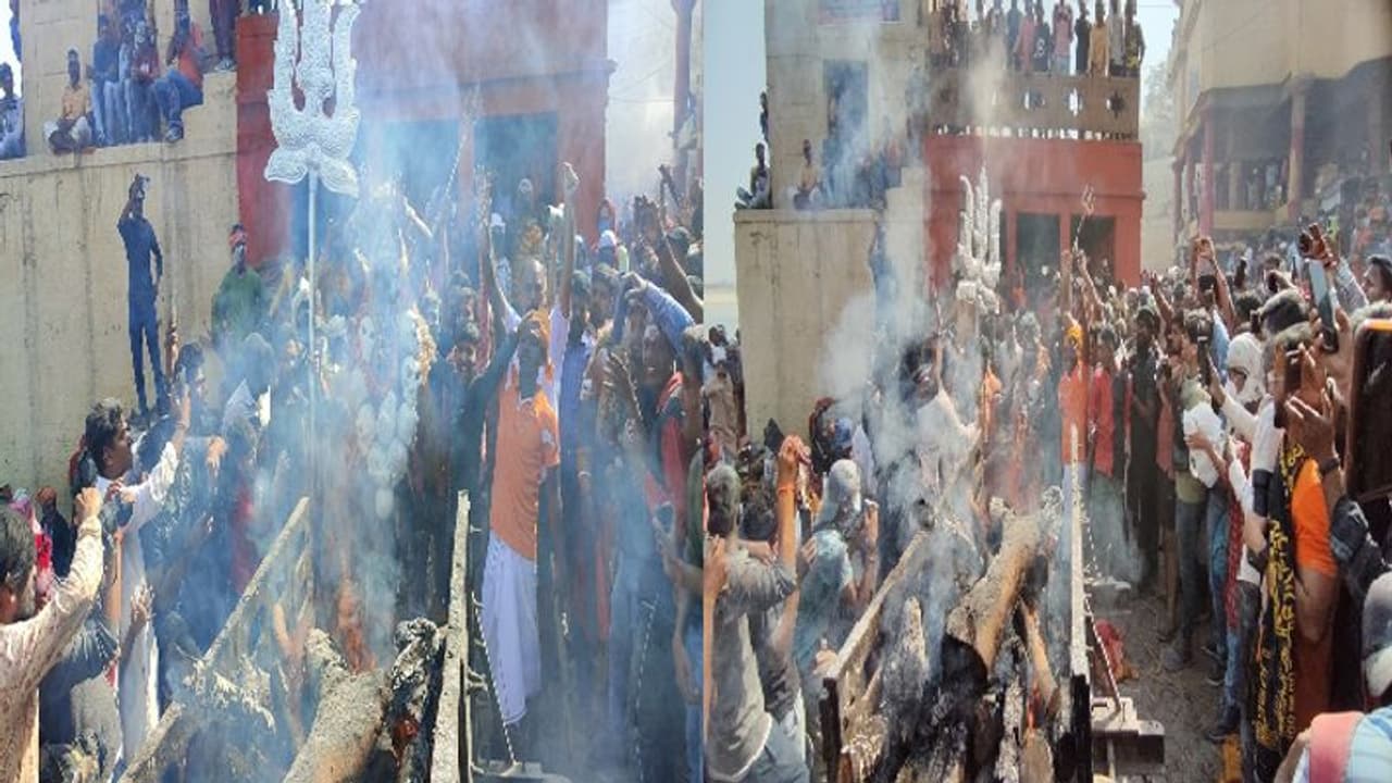 वाराणसी में रंगभरी एकादशी की धूम, सड़क से लेकर शमशान तक मस्ती में डूबे काशीवासी वाराणसी में रंगभरी एकादशी की धूम, सड़क से लेकर शमशान तक मस्ती में डूबे काशीवासी