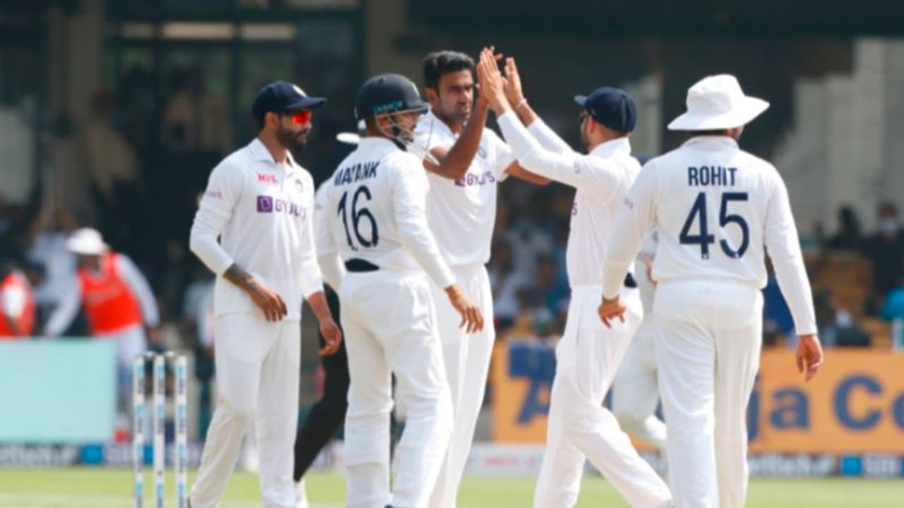 IND vs SL: भारत ने श्रीलंका को दूसरे टेस्ट में 238 रनों से हराया, टी20 के बाद टेस्ट में भी किया क्लीन स्वीप IND vs SL: भारत ने श्रीलंका को दूसरे टेस्ट में 238 रनों से हराया, टी20 के बाद टेस्ट में भी किया क्लीन स्वीप