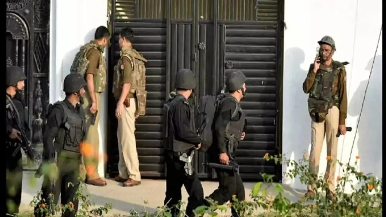 भोपाल में पकड़े गए आतंकियों को कोर्ट ने 14 दिनों रिमांड पर भेजा, पुलिस ने सुनाई रात 3 बजे इनको पकड़ने की कहानी भोपाल में पकड़े गए आतंकियों को कोर्ट ने 14 दिनों रिमांड पर भेजा, पुलिस ने सुनाई रात 3 बजे इनको पकड़ने की कहानी