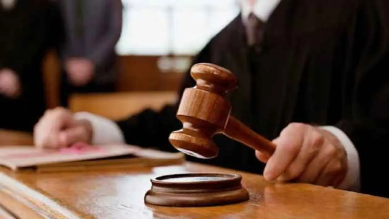 सजा से बचने के लिए पुलिस से हाथ मिला, सबूत चोरी का इल्जाम लगाया बंदरो पर, फिर भी जज ने किया न्याय