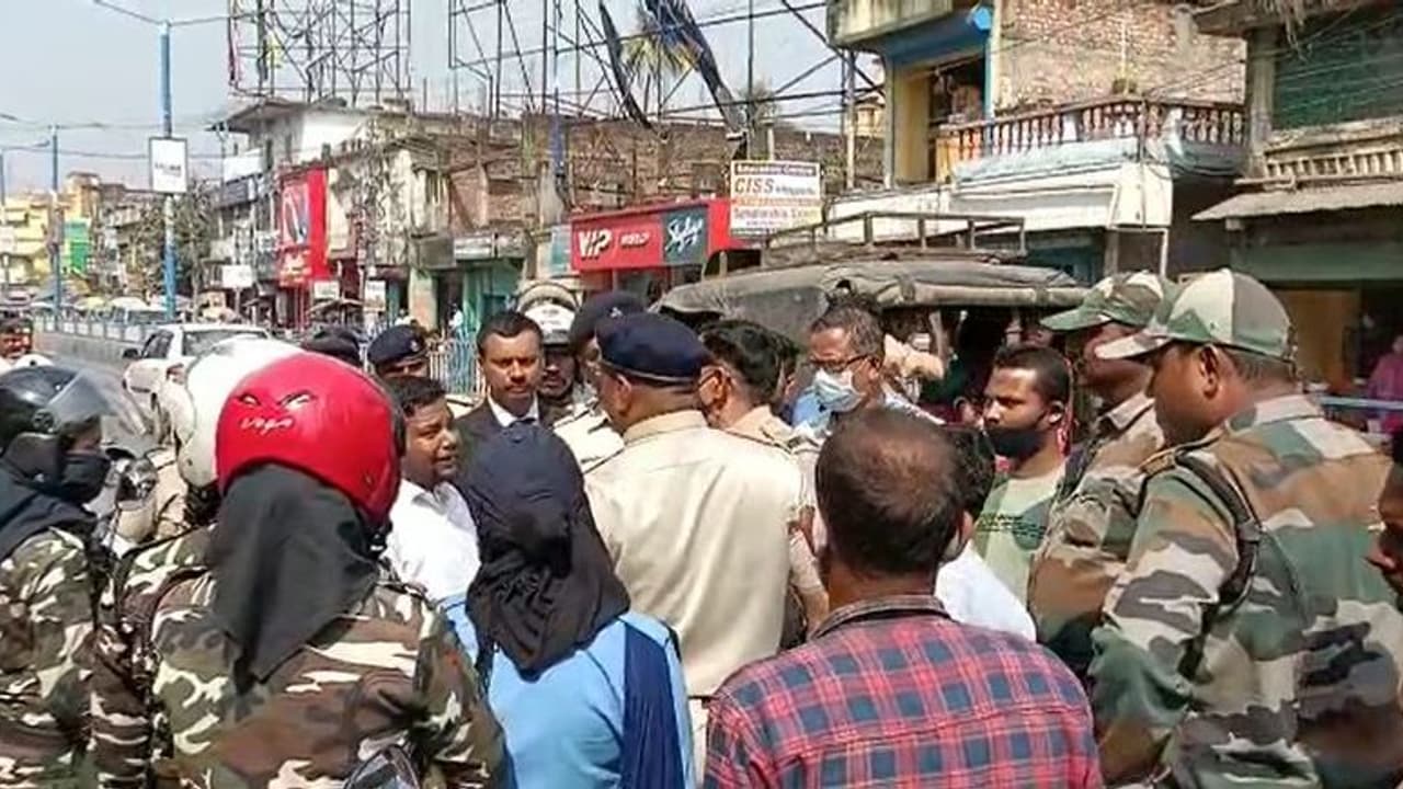 বাইক রাখা নিয়ে উকিলকে 'মারধর' কনস্টেবলের, ধুন্ধুমার রায়গঞ্জ আদালত চত্বর বাইক রাখা নিয়ে উকিলকে 'মারধর' কনস্টেবলের, ধুন্ধুমার রায়গঞ্জ আদালত চত্বর