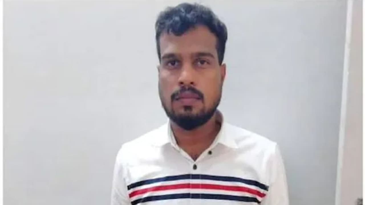 ഇന്തോനേഷ്യൻ യുവതിയുടെ നഗ്ന ചിത്രങ്ങൾ പ്രചരിപ്പിച്ചു, വീട്ടുകാർക്ക് അയച്ചു, തൃശൂർ സ്വദേശി പിടിയിൽ ഇന്തോനേഷ്യൻ യുവതിയുടെ നഗ്ന ചിത്രങ്ങൾ പ്രചരിപ്പിച്ചു, വീട്ടുകാർക്ക് അയച്ചു, തൃശൂർ സ്വദേശി പിടിയിൽ