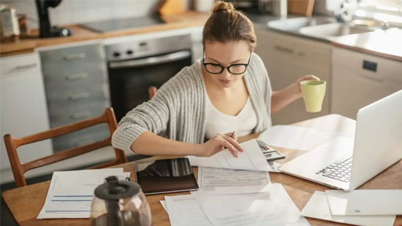 அதிக நேரம் உட்கார்ந்து கொண்டிருக்கிறீர்களா? மாரடைப்பு, பக்கவாதம் ஏற்படும் ஆபத்து அதிகம்..