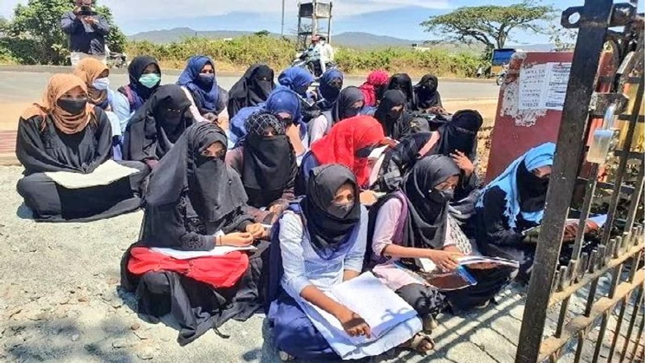 ಶಿಕ್ಷಣ, ಧರ್ಮ ಎರಡು ಕಣ್ಣುಗಳಿದ್ದಂತೆ: ಮಂಡ್ಯದ ಮುಸ್ಲಿಂ ವಿದ್ಯಾರ್ಥಿನಿ ಮುಸ್ಕಾನ್ ಖಾನ್ ತಂದೆ ಹೇಳಿಕೆ ಶಿಕ್ಷಣ, ಧರ್ಮ ಎರಡು ಕಣ್ಣುಗಳಿದ್ದಂತೆ: ಮಂಡ್ಯದ ಮುಸ್ಲಿಂ ವಿದ್ಯಾರ್ಥಿನಿ ಮುಸ್ಕಾನ್ ಖಾನ್ ತಂದೆ ಹೇಳಿಕೆ