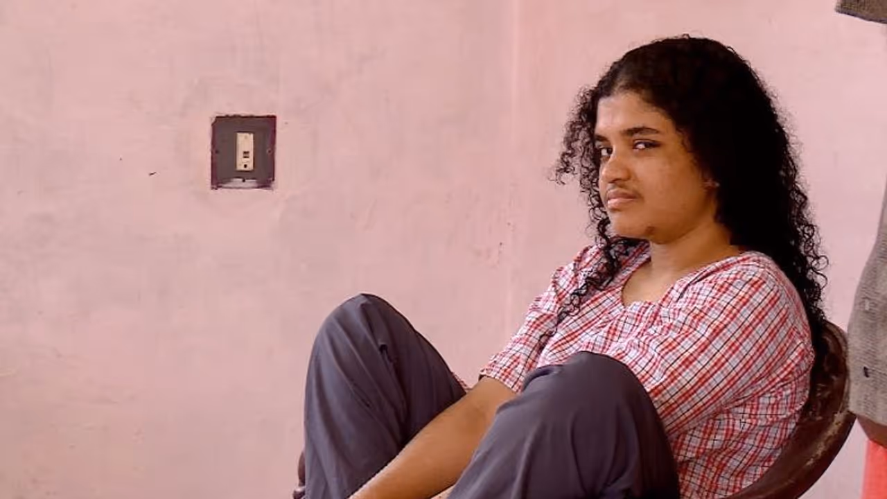 വീടില്ല, സ്കൂളിൽ വിടാൻ പോലും പണമില്ല, ഓട്ടിസം ബാധിച്ച മകളുമായി അലയുകയാണ് ഈ രക്ഷിതാക്കൾ വീടില്ല, സ്കൂളിൽ വിടാൻ പോലും പണമില്ല, ഓട്ടിസം ബാധിച്ച മകളുമായി അലയുകയാണ് ഈ രക്ഷിതാക്കൾ