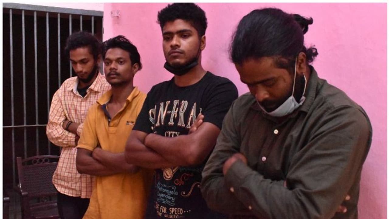 ചായക്ക് ചൂടില്ലെന്ന് പറഞ്ഞ് തർക്കം; വിനോദ സഞ്ചാരികളെ ആക്രമിച്ച സംഭവത്തിൽ 4 പേര് അറസ്റ്റില് ചായക്ക് ചൂടില്ലെന്ന് പറഞ്ഞ് തർക്കം; വിനോദ സഞ്ചാരികളെ ആക്രമിച്ച സംഭവത്തിൽ 4 പേര് അറസ്റ്റില്