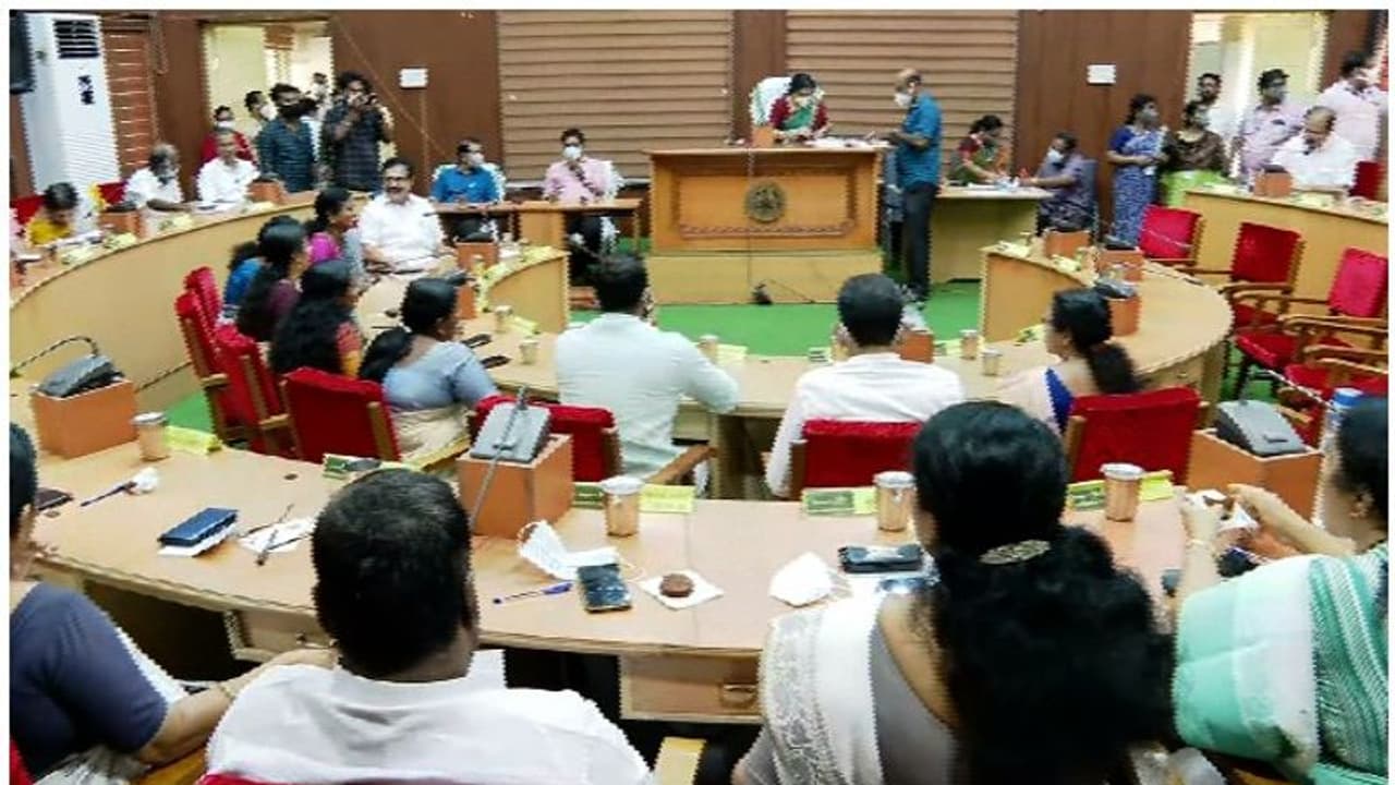 യുഡിഎഫിന് അടിപതറി; തൃശ്ശൂര് കോര്പ്പറേഷനില് എല്ഡിഎഫിന് എതിരായ അവിശ്വാസം പരാജയപ്പെട്ടു യുഡിഎഫിന് അടിപതറി; തൃശ്ശൂര് കോര്പ്പറേഷനില് എല്ഡിഎഫിന് എതിരായ അവിശ്വാസം പരാജയപ്പെട്ടു