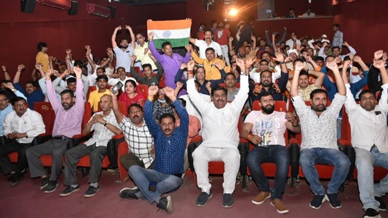 भोपाल में BJP MLA ने कश्मीरी हिंदुओं के साथ देखी ‘द कश्मीर फाइल्स’, कहा मजहबी कट्‌टरपंथियों ने नंगा नाच खेला