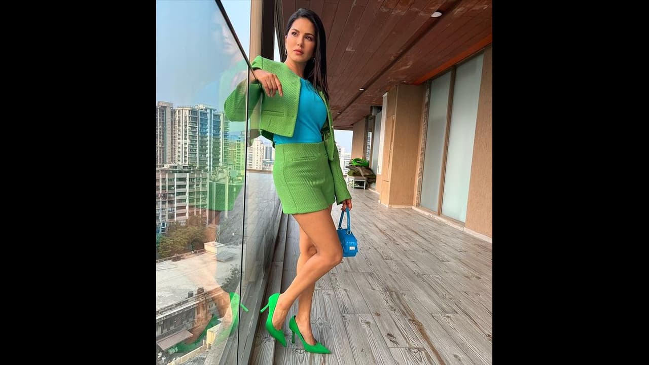 লাল শাড়িতে বাস্কেটবল কোর্টে মোহময়ী সানি, ব্যাকগ্রাউন্ডে চলছে ইয়ে লড়কি হ্যায় দিওয়ানি... লাল শাড়িতে বাস্কেটবল কোর্টে মোহময়ী সানি, ব্যাকগ্রাউন্ডে চলছে ইয়ে লড়কি হ্যায় দিওয়ানি...