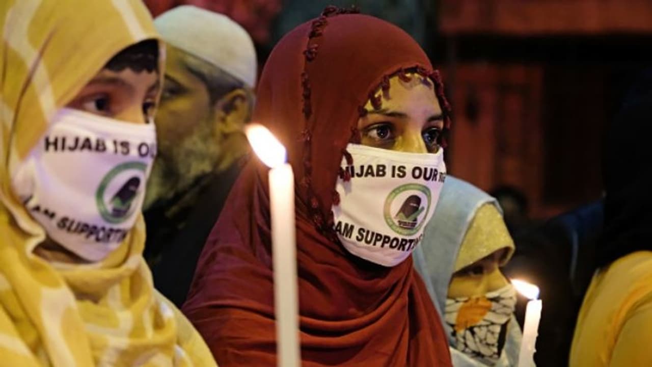 হিজাব মামলা গড়াতে পারে সুপ্রিম কোর্টে, শিক্ষার্থীদের ক্লাসে যেতে বলল বিজেপি হিজাব মামলা গড়াতে পারে সুপ্রিম কোর্টে, শিক্ষার্থীদের ক্লাসে যেতে বলল বিজেপি