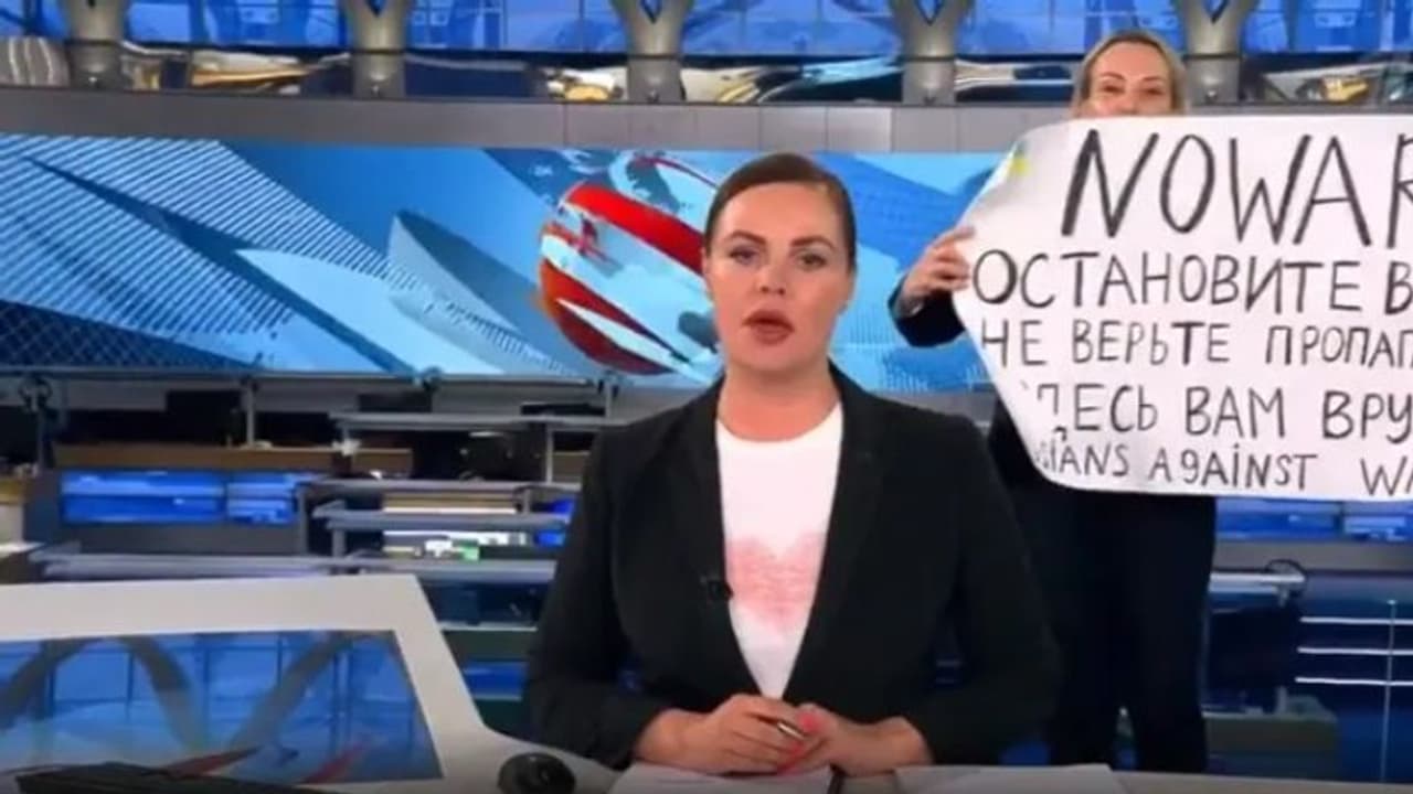 Russia Ukraine War: ರಷ್ಯಾ ಟೀವಿಯಲ್ಲಿ ಯುದ್ಧ ವಿರೋಧಿ ಫಲಕ ಹಿಡಿದ ಪತ್ರಕರ್ತೆಗೆ 15 ವರ್ಷ ಜೈಲು?