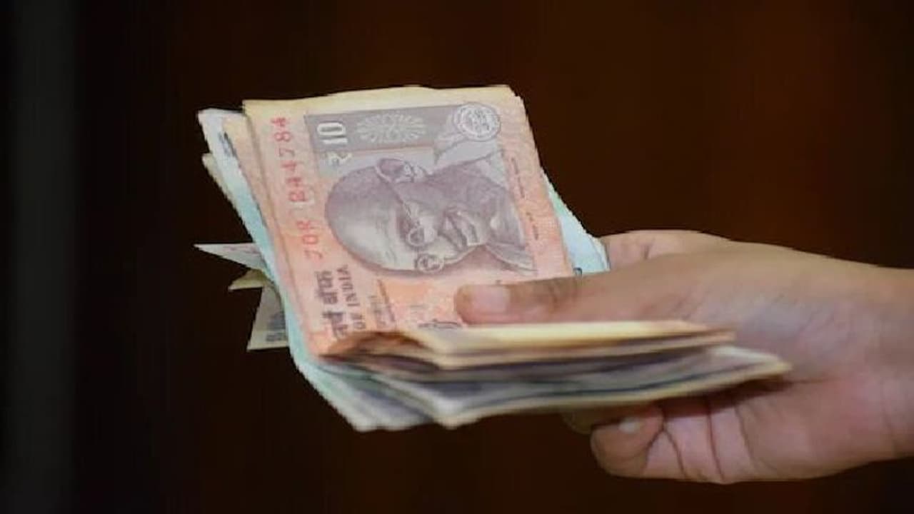 పదిరూపాయల కోసం ఆటోడ్రైవర్ ని పొడిచేశారు... పదిరూపాయల కోసం ఆటోడ్రైవర్ ని పొడిచేశారు...