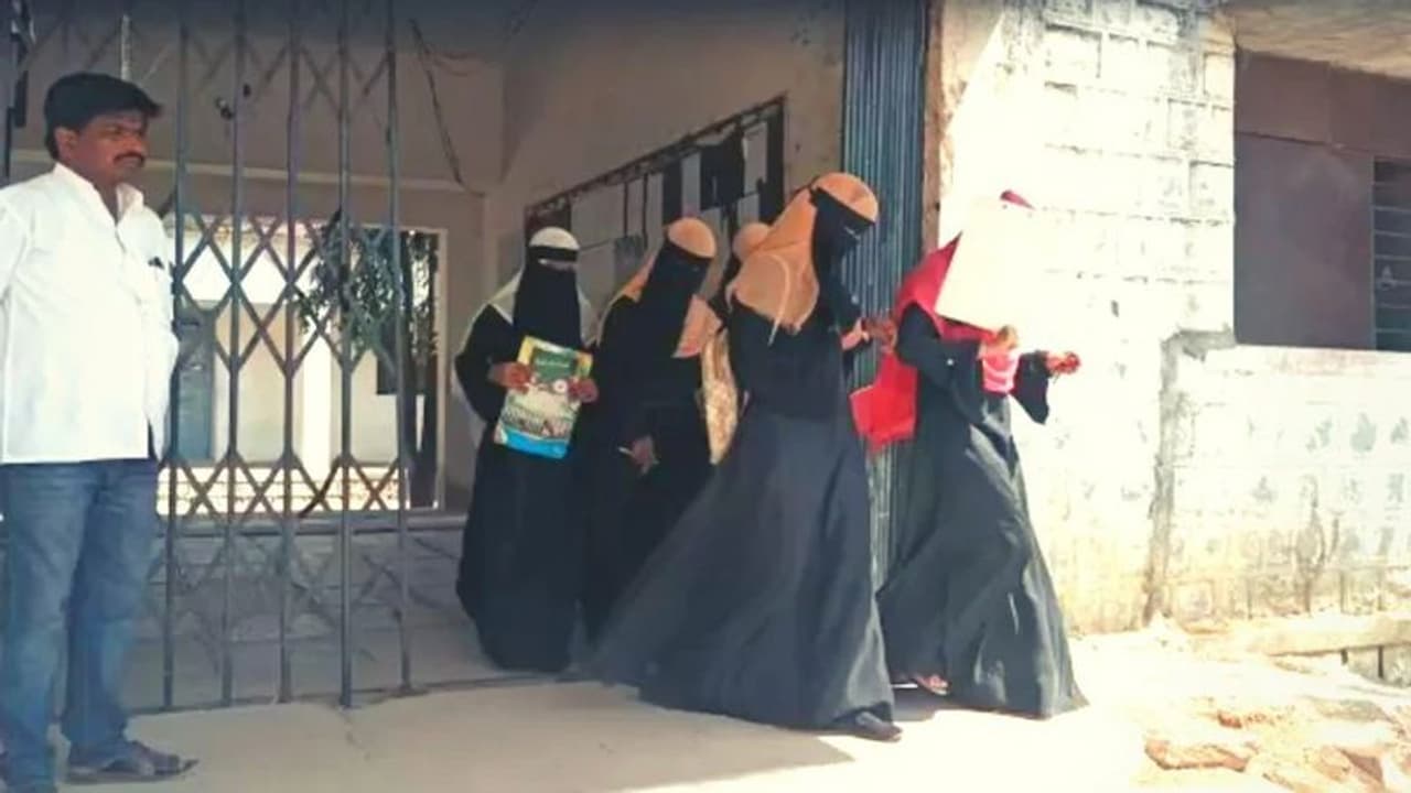 Hijab Row ಹೈಕೋರ್ಟ್ ಆದೇಶದ ಬಳಿಕ ಗೈರಾದವರಿಗೆ ಮರುಪರೀಕ್ಷೆ ಇಲ್ಲ