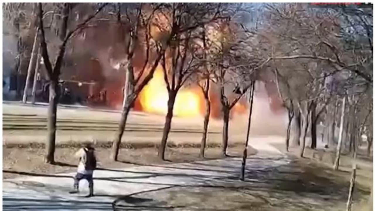 Russia Ukraine War: ఉక్రెయిన్లో కళ్ల ముందే పేలిన మిస్సైల్.. పరుగుపెట్టిన పౌరుడు.. షాకింగ్ వీడియో ఇదే Russia Ukraine War: ఉక్రెయిన్లో కళ్ల ముందే పేలిన మిస్సైల్.. పరుగుపెట్టిన పౌరుడు.. షాకింగ్ వీడియో ఇదే