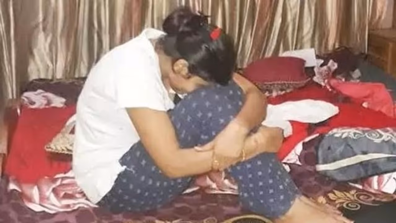 ऐसा हैवान टीचर नहीं देखा होगा: स्कूल में पहले बड़ी बहन से रेप फिर छोटी के साथ दरिंदगी, डर के मारे छोड़ी पढ़ाई ऐसा हैवान टीचर नहीं देखा होगा: स्कूल में पहले बड़ी बहन से रेप फिर छोटी के साथ दरिंदगी, डर के मारे छोड़ी पढ़ाई