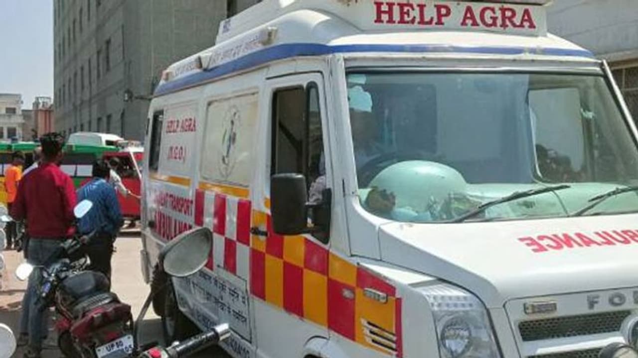 आगरा में मेडिकल कॉलेज में आग लगने से मचा हड़कंप, 210 मरीजों के दूसरे वार्ड में किया गया शिफ्ट आगरा में मेडिकल कॉलेज में आग लगने से मचा हड़कंप, 210 मरीजों के दूसरे वार्ड में किया गया शिफ्ट