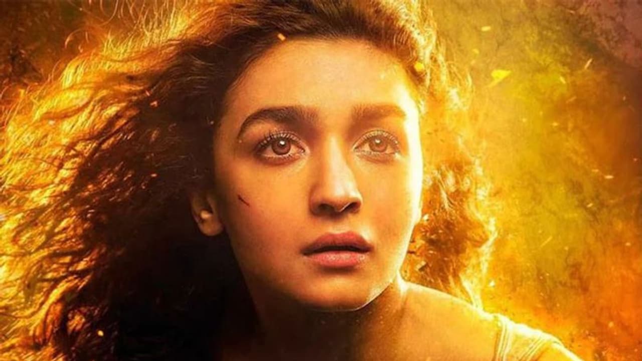 Alia bhatt ने अपने बर्थ डे पर फैंस को दिया ट्रीट, शेयर किया Brahmastra में खुद का फर्स्ट लुक