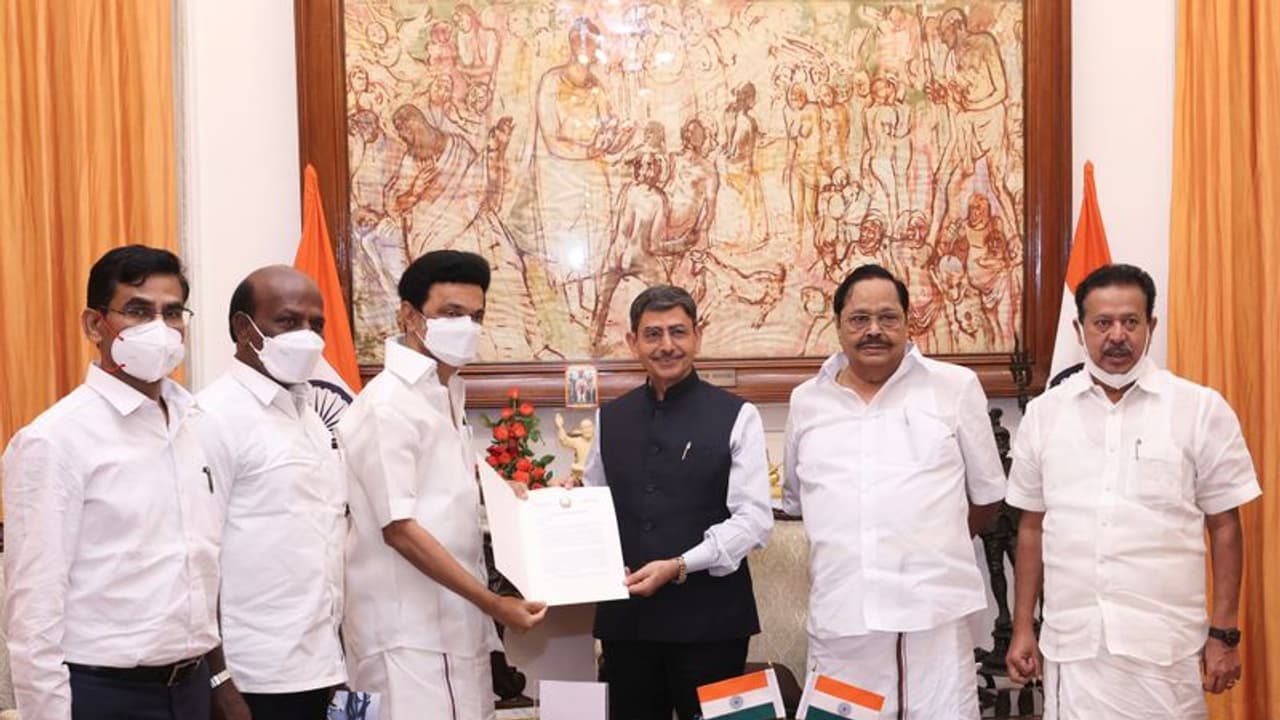 నీట్ వ్యతిరేక బిల్లును రాష్ట్రపతి ఆమోదం కోసం పంపుతాం తమిళనాడు సీఎంకు గవర్నర్ హామీ నీట్ వ్యతిరేక బిల్లును రాష్ట్రపతి ఆమోదం కోసం పంపుతాం తమిళనాడు సీఎంకు గవర్నర్ హామీ