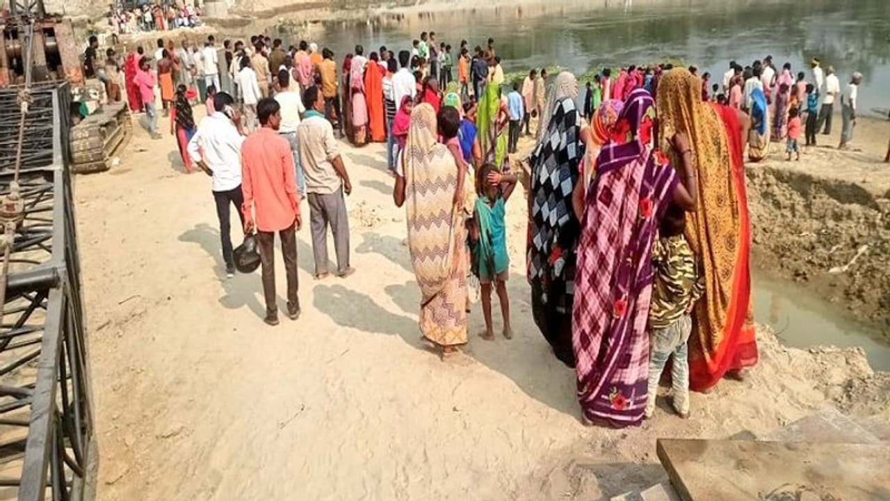 बाराबंकी में गोमती नदी में नाव पलटने से दर्जनों लोग लापता, एक बुजुर्ग का मिला शव बाराबंकी में गोमती नदी में नाव पलटने से दर्जनों लोग लापता, एक बुजुर्ग का मिला शव