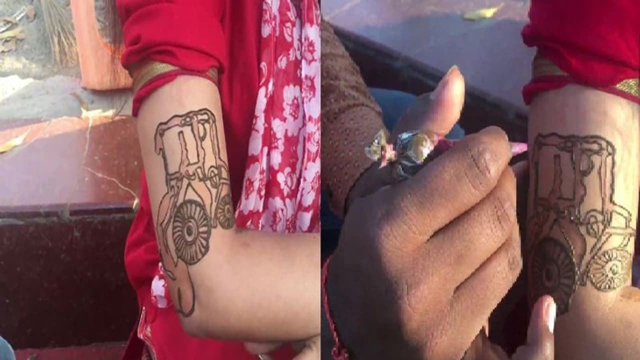 बुलडोजर को लेकर युवाओं के साथ महिलाओं में बढ़ रहा क्रेज, हाथों में बनवा रही डिजाइन बुलडोजर को लेकर युवाओं के साथ महिलाओं में बढ़ रहा क्रेज, हाथों में बनवा रही डिजाइन