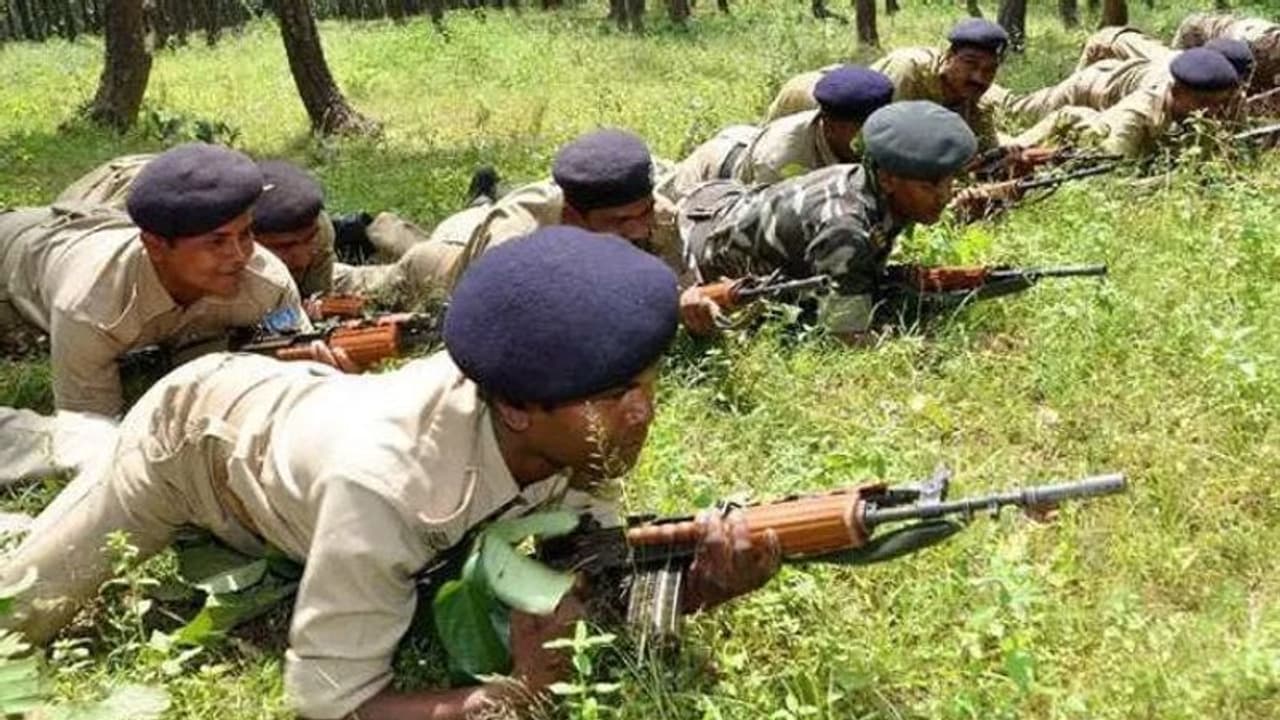 दंतेवाड़ा में जवानों और नक्सलियों के बीच जमकर हुई गोलीबारी, 2 महिला नक्सली को किया ढेर दंतेवाड़ा में जवानों और नक्सलियों के बीच जमकर हुई गोलीबारी, 2 महिला नक्सली को किया ढेर