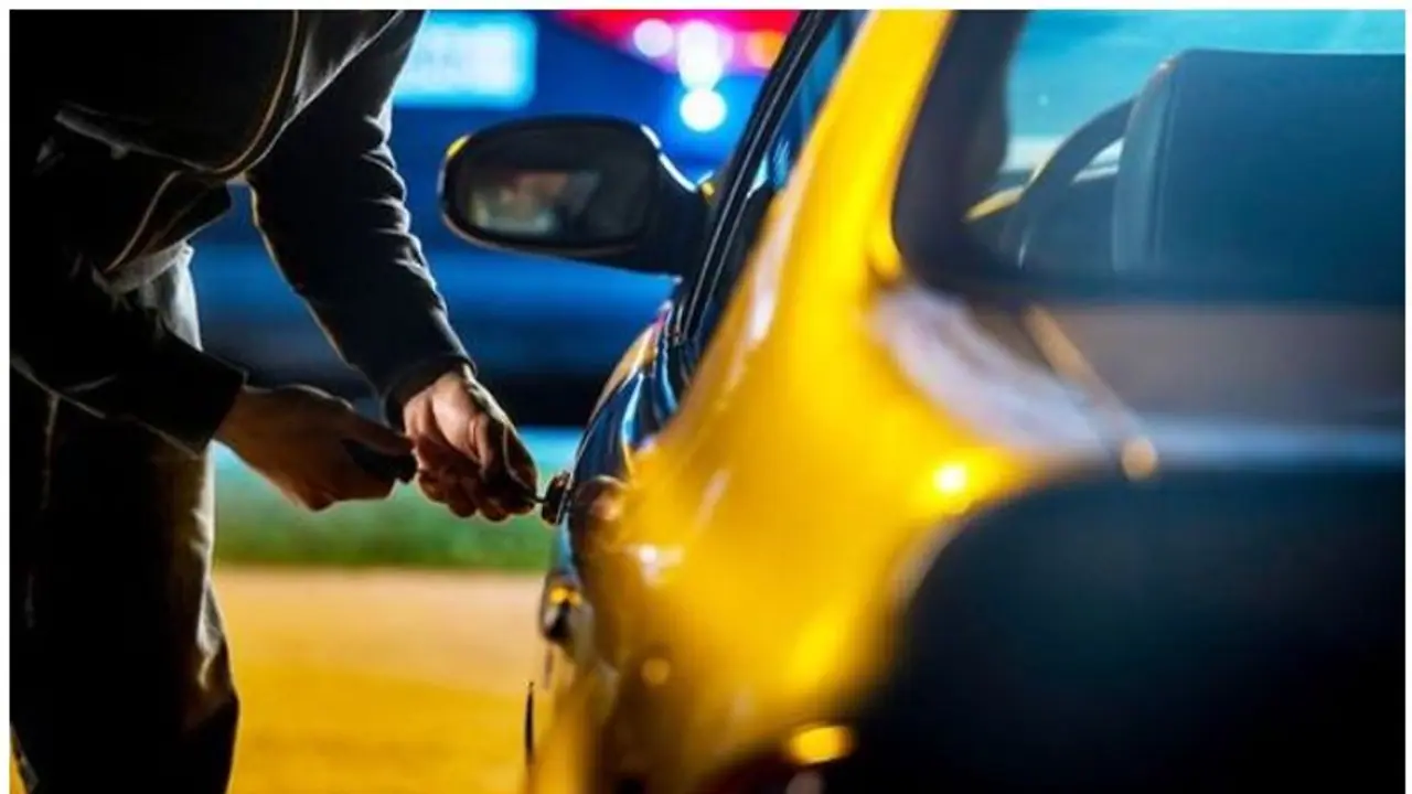 ಟ್ವಿಸ್ಟ್ ಮೇಲೆ ಟ್ವಿಸ್ಟ್ ನೀಡಿದ ಕಾರು ಕಳ್ಳತನ, ಹಿಂಬದಿ ಸೀಟಿನಲ್ಲಿದ್ದ ಕಂದನ ನೋಡಿ ಕಳ್ಳ ಮಾಡಿದ್ದೇನು? ಟ್ವಿಸ್ಟ್ ಮೇಲೆ ಟ್ವಿಸ್ಟ್ ನೀಡಿದ ಕಾರು ಕಳ್ಳತನ, ಹಿಂಬದಿ ಸೀಟಿನಲ್ಲಿದ್ದ ಕಂದನ ನೋಡಿ ಕಳ್ಳ ಮಾಡಿದ್ದೇನು?