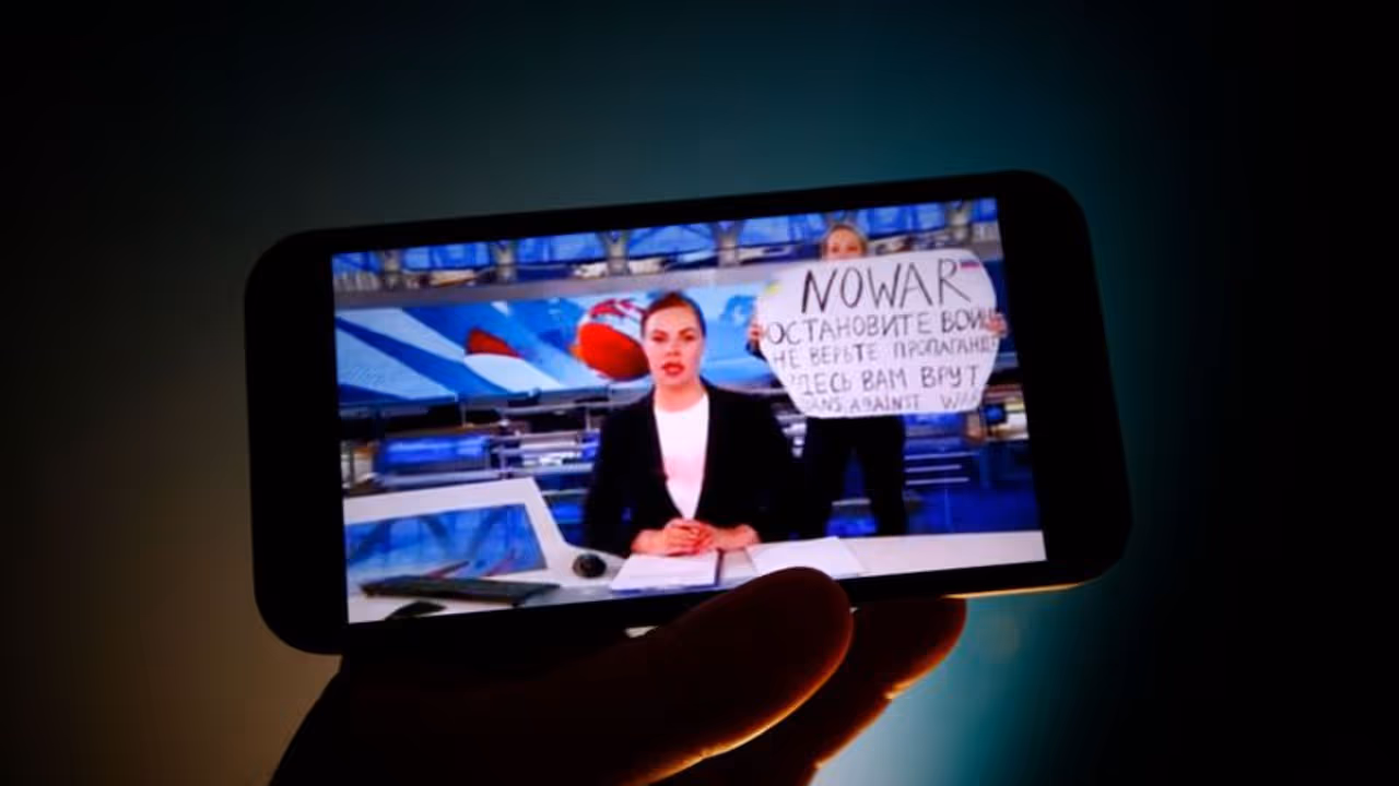 Ukraine Crisis: വാര്ത്തക്കിടെ യുദ്ധവിരുദ്ധ പോസ്റ്റര്: റഷ്യന് മാധ്യമപ്രവര്ത്തക അപ്രത്യക്ഷയായി Ukraine Crisis: വാര്ത്തക്കിടെ യുദ്ധവിരുദ്ധ പോസ്റ്റര്: റഷ്യന് മാധ്യമപ്രവര്ത്തക അപ്രത്യക്ഷയായി