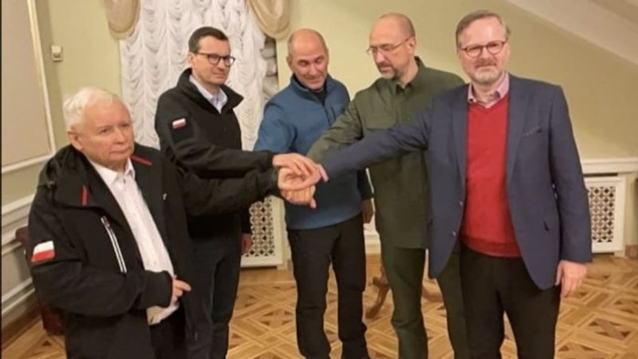 Russia Ukraine War: యుద్ధం వేళ.. రాజధాని కీవ్ లో ముగ్గురు ప్రధానులతో ఉక్రెయిన్ అధ్యక్షుడు భేటీ Russia Ukraine War: యుద్ధం వేళ.. రాజధాని కీవ్ లో ముగ్గురు ప్రధానులతో ఉక్రెయిన్ అధ్యక్షుడు భేటీ