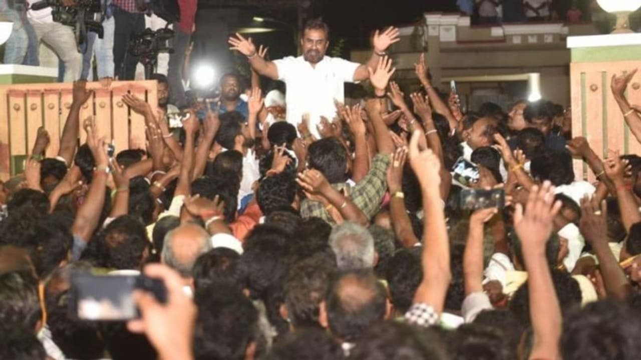 எஸ்.பி. வேலுமணிக்கு தொடரும் சிக்கல்..! ரியல் எஸ்டேட் நிறுவனத்தில் சோதனை நடத்தும் மாநகராட்சிஅதிகாரிகள் எஸ்.பி. வேலுமணிக்கு தொடரும் சிக்கல்..! ரியல் எஸ்டேட் நிறுவனத்தில் சோதனை நடத்தும் மாநகராட்சிஅதிகாரிகள்