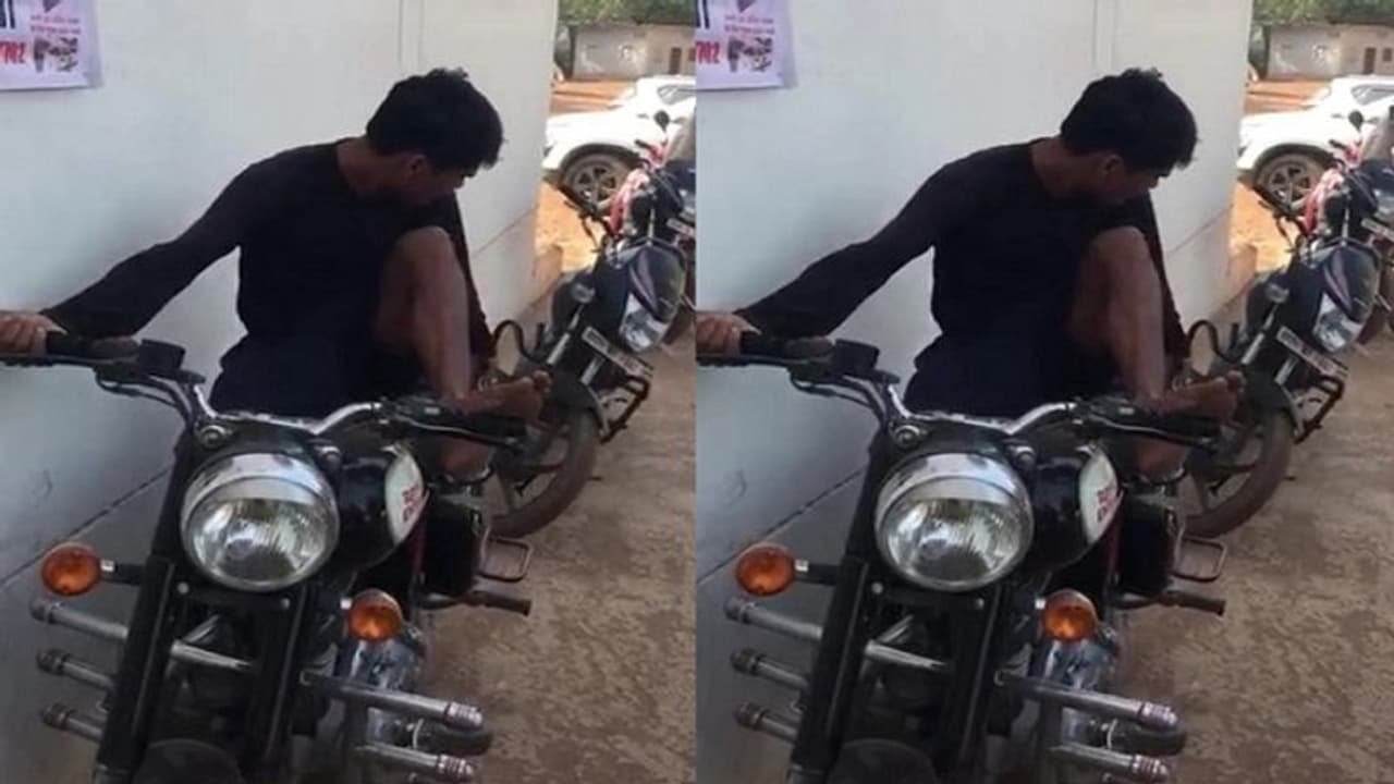 వీడు మామూలోడు కాదు.. 20 సెకన్లలో రాయల్ ఎన్ ఫీల్డ్ తాళాన్ని పగలగొట్టి.. దొంగతనం.. షాకవుతున్న నెటిజన్స్...