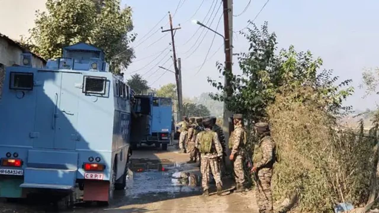 खानमोह के सरपंच की हत्या में शामिल लश्कर का आतंकवादी एनकाउंटर में ढेर, इलाके में सर्चिंग जारी खानमोह के सरपंच की हत्या में शामिल लश्कर का आतंकवादी एनकाउंटर में ढेर, इलाके में सर्चिंग जारी