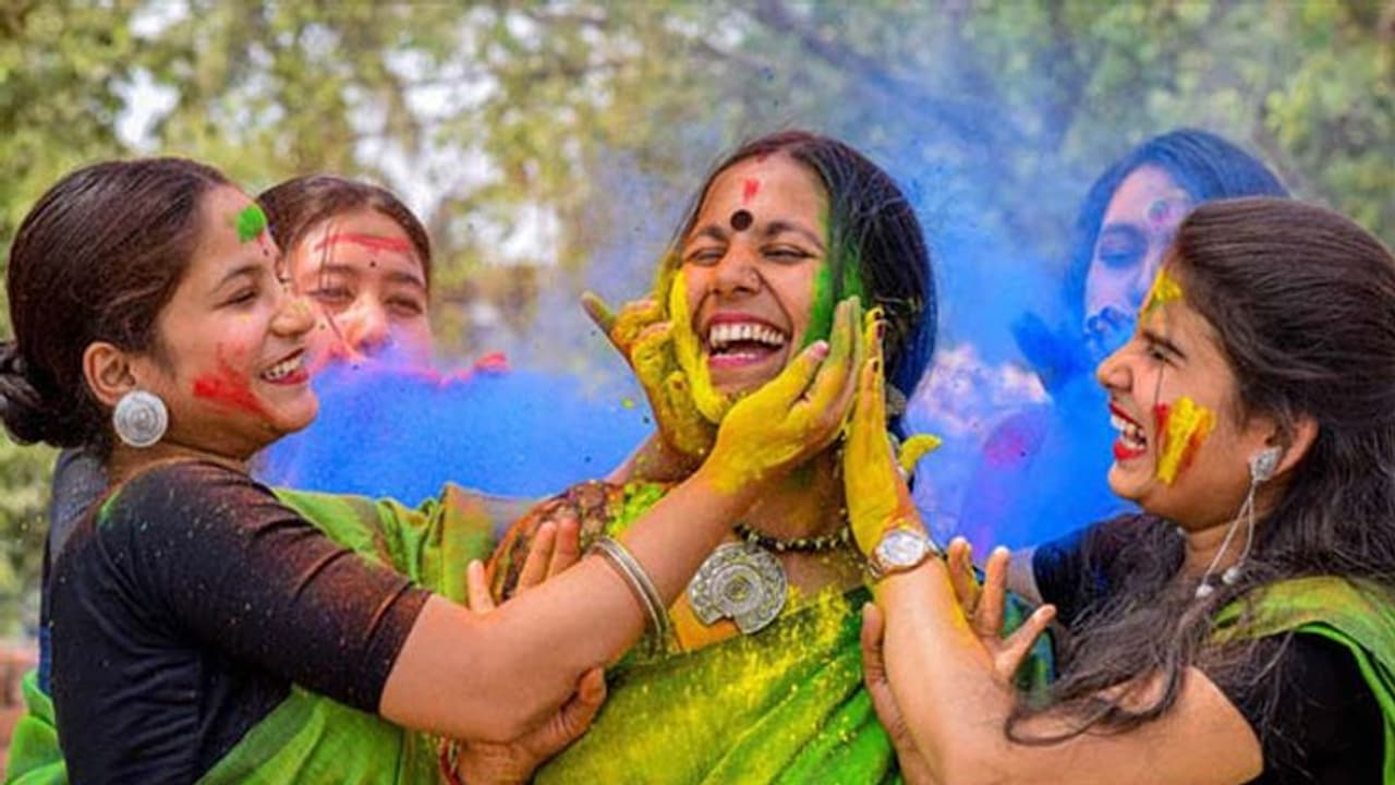 Holi 2022: ಅದೃಷ್ಟ ಬದಲಾಗ್ಬೇಕೆಂದ್ರೆ ರಾಶಿಗನುಗುಣವಾಗಿ ಬಳಸಿ ಬಣ್ಣ Holi 2022: ಅದೃಷ್ಟ ಬದಲಾಗ್ಬೇಕೆಂದ್ರೆ ರಾಶಿಗನುಗುಣವಾಗಿ ಬಳಸಿ ಬಣ್ಣ