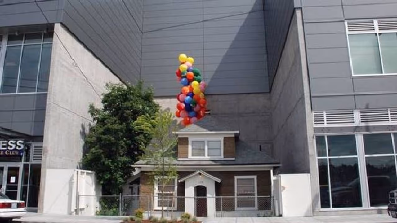 ഏഴുകോടി രൂപ വാഗ്ദാനം ചെയ്തു, മാൾ നിർമ്മിക്കാൻ വീട് വിൽക്കാതെ വൃദ്ധ, ഒടുവിൽ വീടിനു ചുറ്റും മാൾ! ഏഴുകോടി രൂപ വാഗ്ദാനം ചെയ്തു, മാൾ നിർമ്മിക്കാൻ വീട് വിൽക്കാതെ വൃദ്ധ, ഒടുവിൽ വീടിനു ചുറ്റും മാൾ!