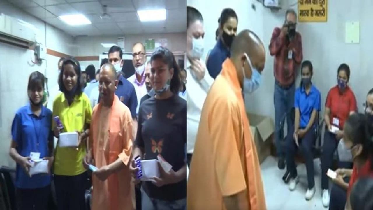वैक्सीनेशन केंद्र पर निरीक्षण करने पहुंचे योगी आदित्यनाथ, 12 14 साल के बच्चों का हो रहा टीकाकरण