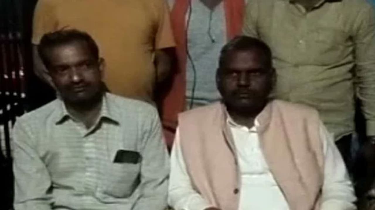 अपना दल (एस) के नवनिर्वाचित विधायक रामनिवास वर्मा की गाड़ी पर हमला, ममला दर्ज अपना दल (एस) के नवनिर्वाचित विधायक रामनिवास वर्मा की गाड़ी पर हमला, ममला दर्ज