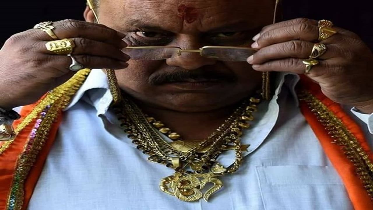 कृष्ण भक्ति में लीन रहने वाले मनोजानंद महाराज 'गोल्डन बाबा' हुए गायब, खोजने में पुलिस को हो रही ये दिक्कत कृष्ण भक्ति में लीन रहने वाले मनोजानंद महाराज 'गोल्डन बाबा' हुए गायब, खोजने में पुलिस को हो रही ये दिक्कत