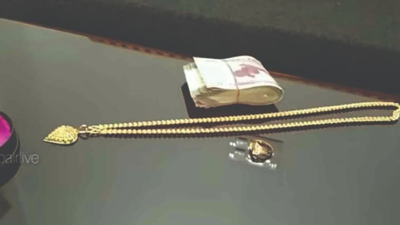 നാല് പവന് മാലയും അര പവന് മോതിരവും 67,500 രൂപയും; മോഷണ മുതല് തിരിച്ചേല്പ്പിച്ച് കള്ളന് നാല് പവന് മാലയും അര പവന് മോതിരവും 67,500 രൂപയും; മോഷണ മുതല് തിരിച്ചേല്പ്പിച്ച് കള്ളന്