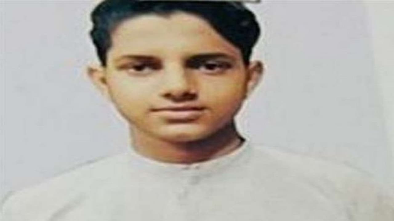 AMU की मस्जिद में नमाज पढ़ने गया छात्र हुआ लापता, गुमशुदगी के तीन दिन बाद परिजनों ने दर्ज कराई FIR AMU की मस्जिद में नमाज पढ़ने गया छात्र हुआ लापता, गुमशुदगी के तीन दिन बाद परिजनों ने दर्ज कराई FIR