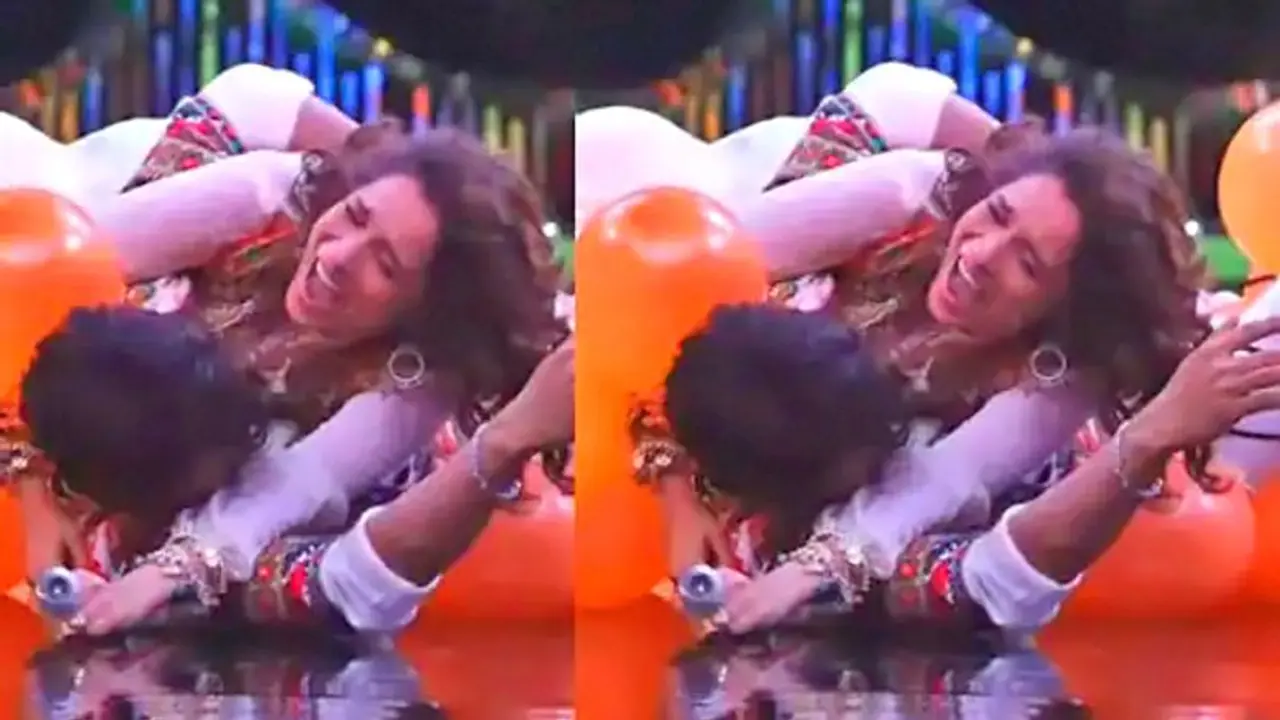 Holi 2022: रंग लगाने के चक्कर में पति के ऊपर गिर पड़ीं Ankita Lokhande, शादी के बाद रोमांटिक होली Holi 2022: रंग लगाने के चक्कर में पति के ऊपर गिर पड़ीं Ankita Lokhande, शादी के बाद रोमांटिक होली