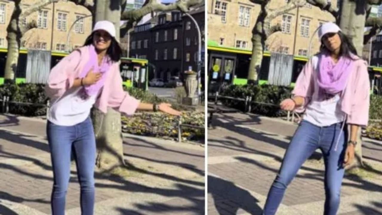 తమిళ పాట మయకిరియే కి పీవీ సింధు స్టెప్పులు..!