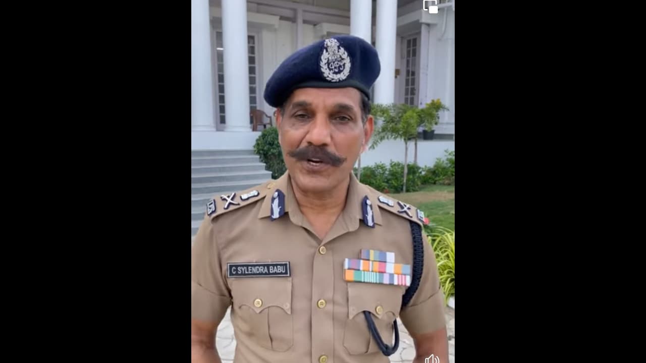 காவல்துறை டிஜிபி சைலேந்திரபாபுவை உலுக்கிய சோகமான செய்தி.. டிஜிபி அலுவலகத்தில் நின்று வெளியிட்ட வீடியோ. காவல்துறை டிஜிபி சைலேந்திரபாபுவை உலுக்கிய சோகமான செய்தி.. டிஜிபி அலுவலகத்தில் நின்று வெளியிட்ட வீடியோ.