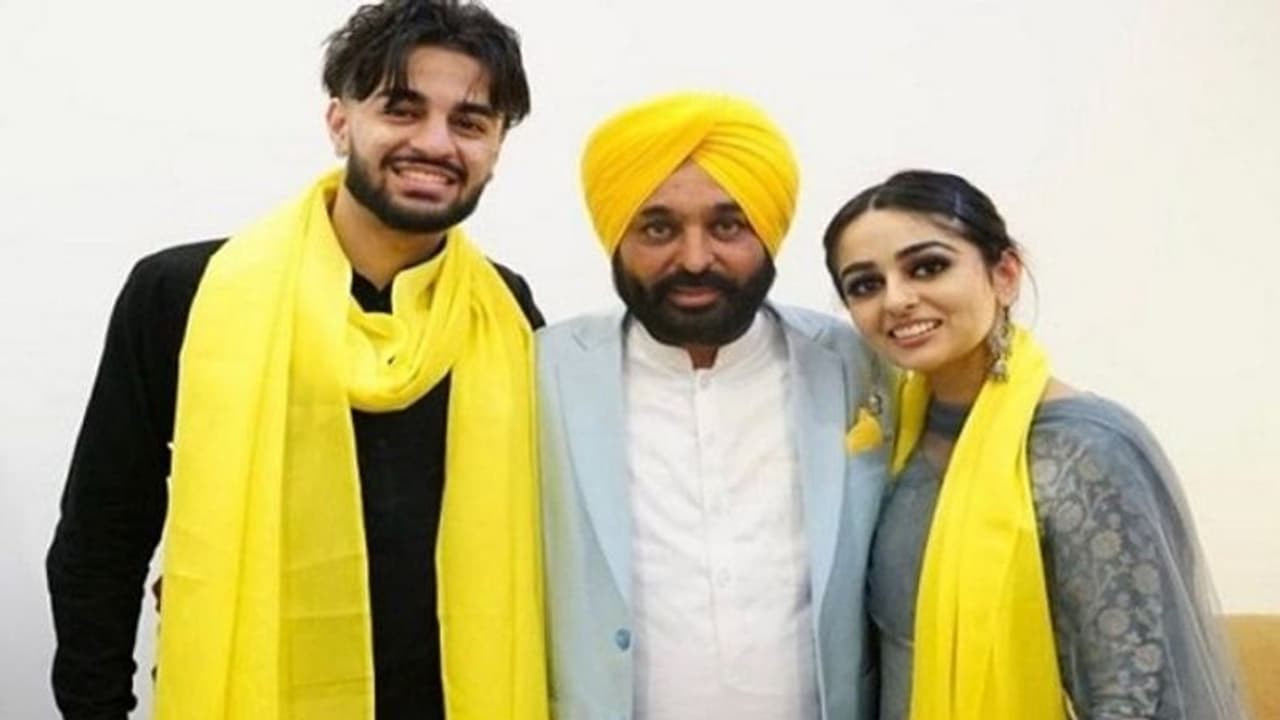 CM बनते ही भगवंत मान ने अमेरिका से आए बेटा बेटी को गले लगाया, देखिए पापा के बसंती रंग में रंगे दोनों बच्चे CM बनते ही भगवंत मान ने अमेरिका से आए बेटा बेटी को गले लगाया, देखिए पापा के बसंती रंग में रंगे दोनों बच्चे