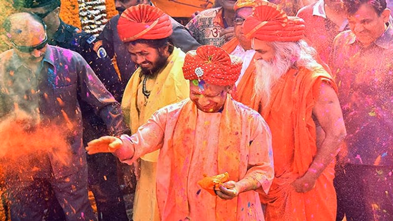 Special Story: 'भगवा होली' खेलने गोरखपुर जाएंगे सीएम योगी, जानें कैसी चल रहीं तैयारियां Special Story: 'भगवा होली' खेलने गोरखपुर जाएंगे सीएम योगी, जानें कैसी चल रहीं तैयारियां